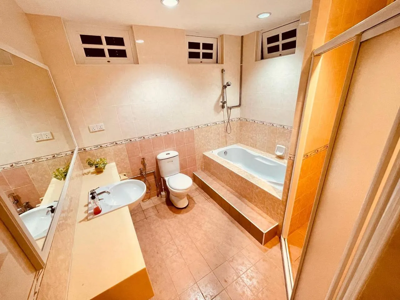 Trendy Family Pool Villa - Ps4 , Bbq , Pool Table , Swimming Pool & 5 Mins To Beach Batu Ferringhi