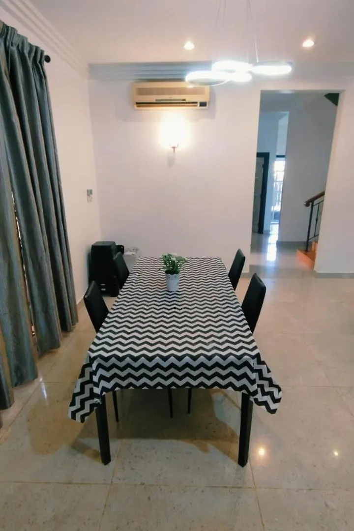 Trendy Family Pool Villa - Ps4 , Bbq , Pool Table , Swimming Pool & 5 Mins To Beach Batu Ferringhi 0*,  Malesia