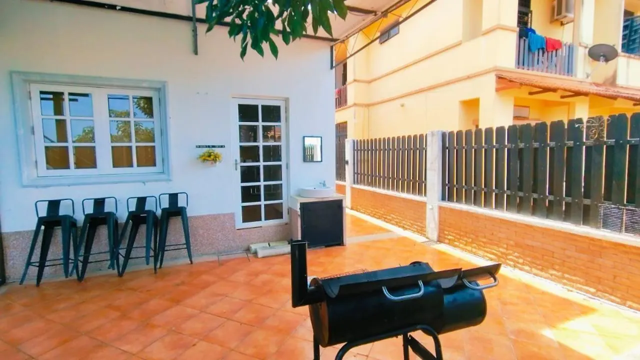 Trendy Family Pool Villa - Ps4 , Bbq , Pool Table , Swimming Pool & 5 Mins To Beach Batu Ferringhi